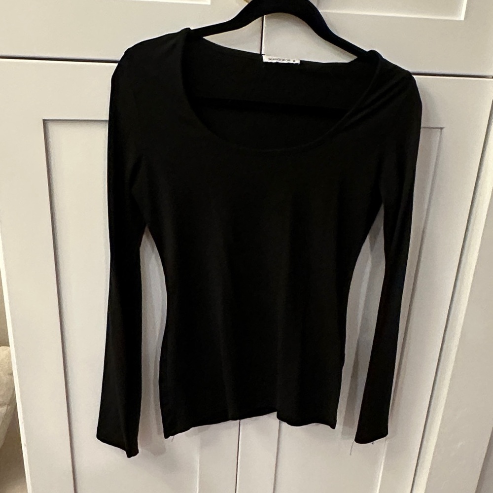 Black Scoop Neck Long-Sleeve Tee